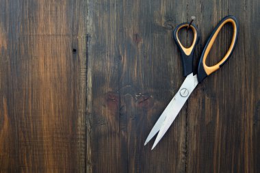 Ahşap zemin üzerinde makas 