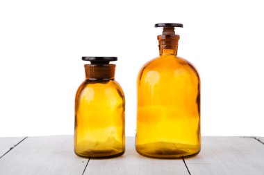 Ahşap masa üzerinde beyaz izole Vintage tıp şişe