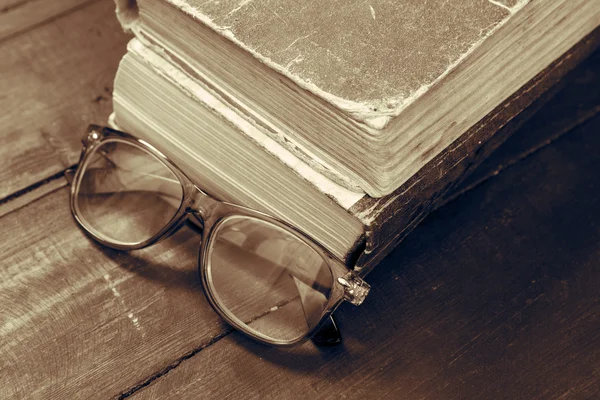 Lunettes de lecture vintage et le livre monochrome — Photo