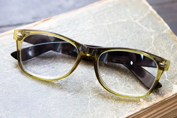Vintage γυαλιά στο βιβλίο ανάγνωσης — Φωτογραφία Αρχείου