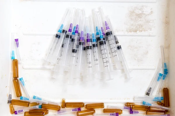 Uppsättning av medicinska sprutor och injektionsflaskor — Stockfoto