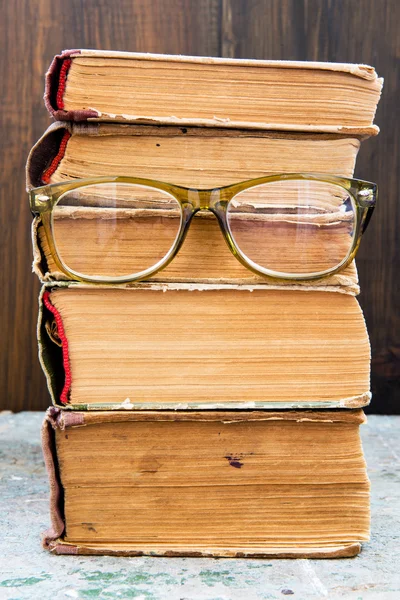 Lendo óculos e livros sobre conceito de fundo de madeira — Fotografia de Stock