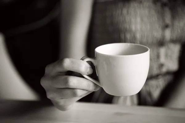 Kopje thee in vrouw hand — Stockfoto