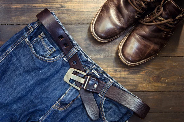 Jeansgürtel und Schuhe auf Holz gesetzt — Stockfoto