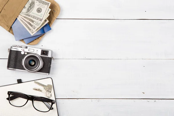 Fotocamera e set di cose interessanti su sfondo di legno — Foto Stock