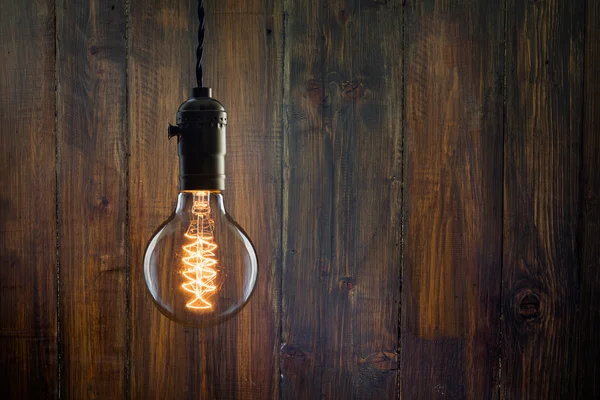 Vintage akkor Edison türü ampul ahşap arka plan üzerinde