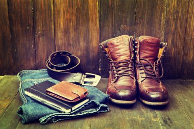 ahşap zemin üzerinde serin malzeme kümesi