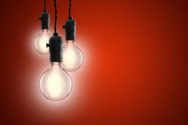 Идея концепции - Винтажные лампы накаливания на красном фоне — стоковое фото