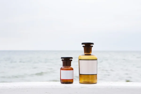 Vintage geneeskundeflessen op zee achtergrond — Stockfoto
