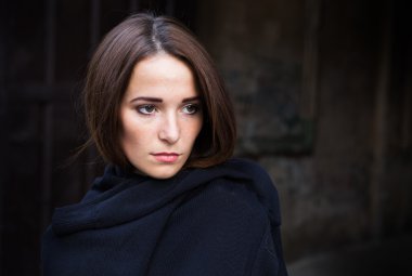 Kız depresyon koyu arka plan üzerinde