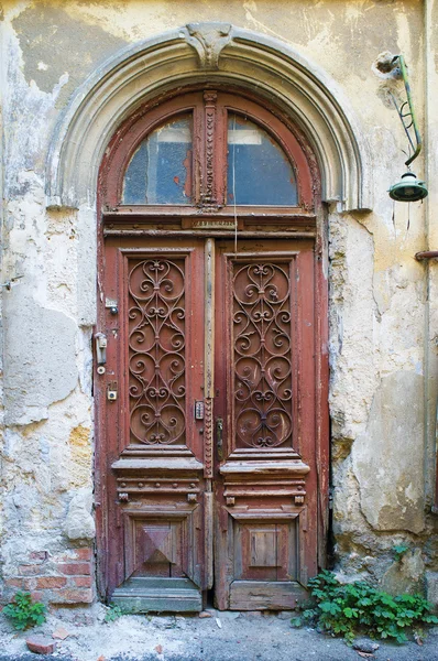 Alte rot lackierte Tür — Stockfoto