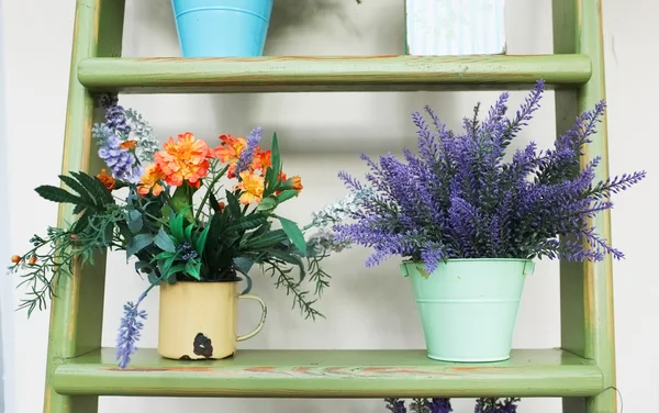 Birdhouse en boeketten van bloemen op de oude houten trap — Stockfoto