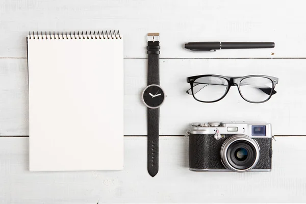 Ταξίδια έννοια - ορισμός του φωτογραφική μηχανή, το σημειωματάριο, ρολόι, γυαλιά και στυλό — Φωτογραφία Αρχείου