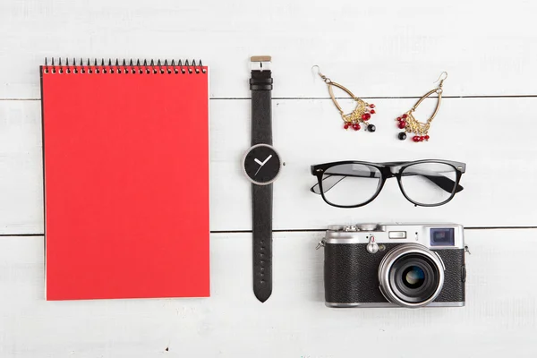 Concepto de viaje de la mujer - conjunto de cámara, bloc de notas, reloj, gafas — Foto de Stock