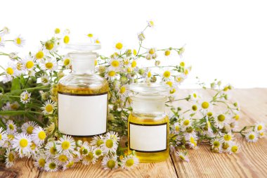 Kokulu yağ ahşap papatya çiçekleri ile cam şişelerde 