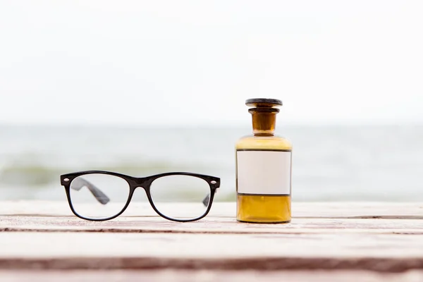 Eye care concept met glazen en geneeskunde fles — Stockfoto