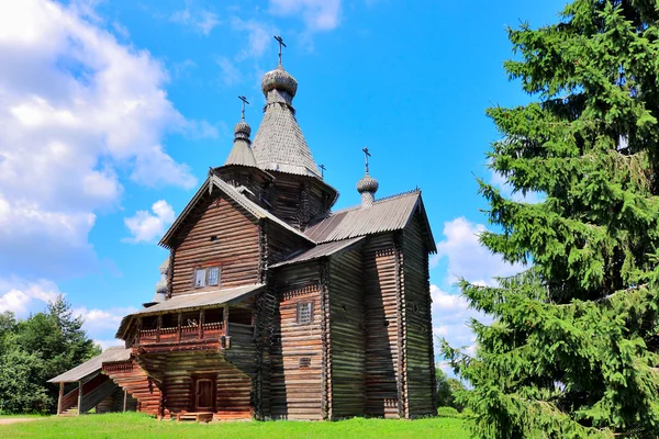 Muzeum z drewniana architektura "Vitoslavlitsy" w Nowogrodzie. — Zdjęcie stockowe