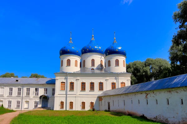 Catedral de la Santa Cruz en el Monasterio de Yuriev . — Foto de Stock