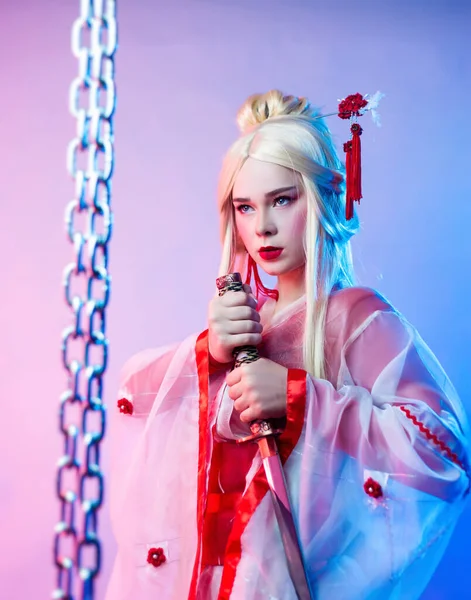 Una mujer con un traje de geisha con una katana al lado de las cadenas — Foto de Stock