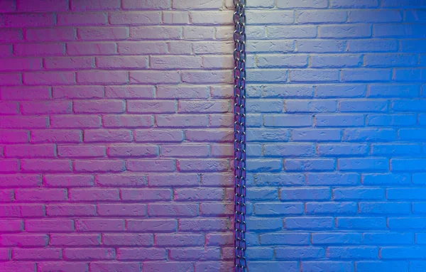 Textura de pared de ladrillo blanco con cadena en luz de neón — Foto de Stock