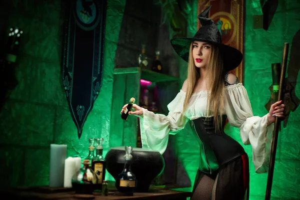 Donne con un cappello nella stanza delle streghe ad Halloween — Foto Stock