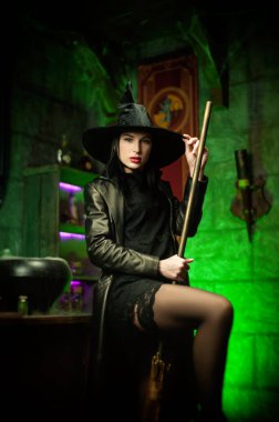 Cadılar Bayramı 'nda cadı odasında şapkalı kadınlar.