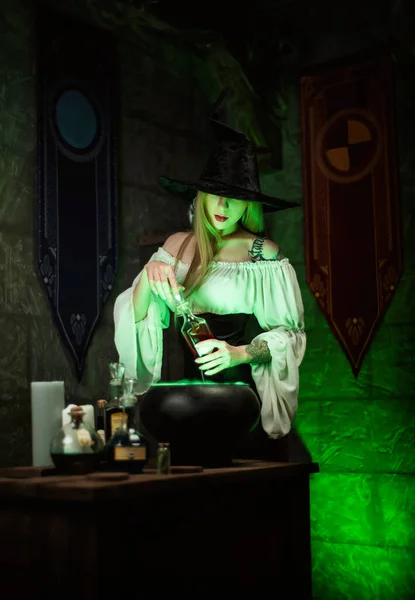 Женщины в шляпе в комнате ведьм на Хэллоуин — стоковое фото