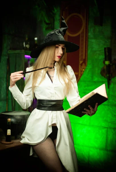Las mujeres en el sombrero en la habitación de las brujas a la fiesta de halloween —  Fotos de Stock
