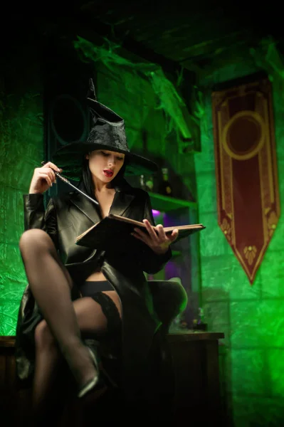 Ženy v klobouku v pokoji čarodějnic na Halloween — Stock fotografie