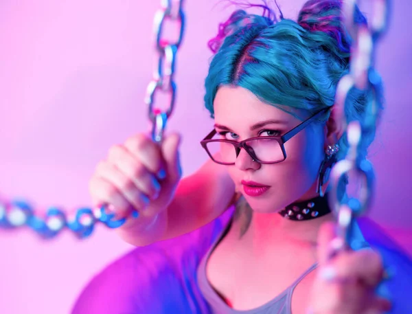 Sexy donna in costume da bagno luminoso con i capelli blu nelle mani della catena — Foto Stock