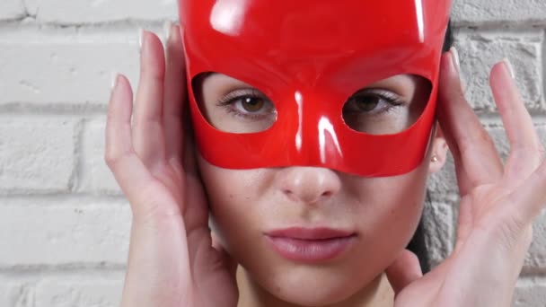 Vrouwen gezicht close-up in een mooie glanzende masker — Stockvideo