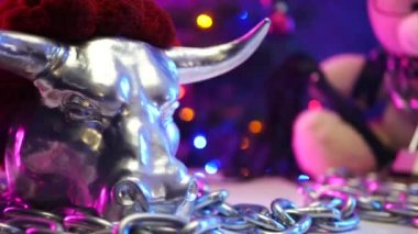 Noel günü Noel Baba şapkası takan oyuncak ayı, metal boğa yılında zincirlenir.
