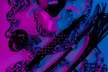 Deri maskeli beyaz boğa figürü ve neon ışıklı BDSM oyunları için aksesuarlar.
