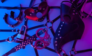 BDSM için erotik oyuncaklar. Kırbaç, ağız tıkacı ve deri gözlerle yapılan cinsel kölelik oyunu. Özel seks oyunları