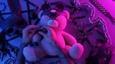 Oyuncak ayı derisinden kelepçeler takın masaya BDSM aksesuar zincir kırbaç maskesiyle neon ışığı altında oyunlar için maske takın