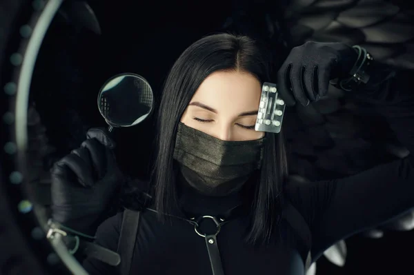 코로나 바이러스를 보호용 마스크를 알약과 확대경으로 안경을 — 스톡 사진