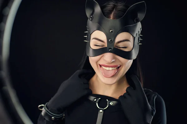 Die Frau Schwarzen Gürtel Und Katzenmaske Emotionales Porträt — Stockfoto