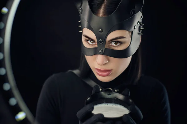 Vrouw Een Zwarte Riem Kattenmasker Met Een Kom Melk — Stockfoto