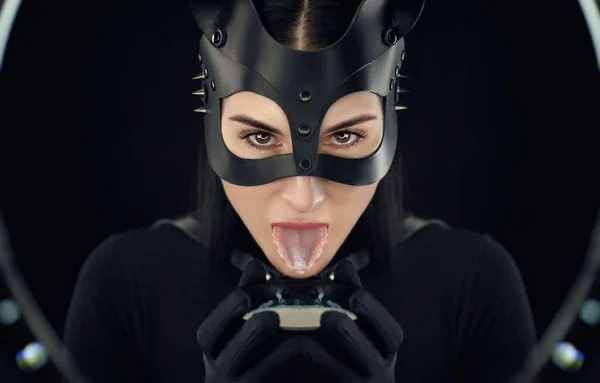 Vrouw Een Zwarte Riem Kattenmasker Met Een Kom Melk — Stockfoto