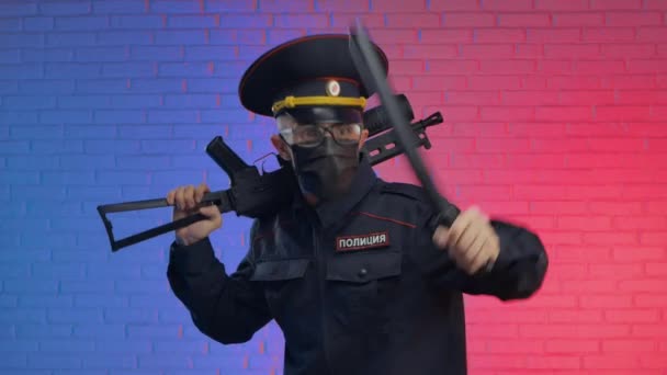 Een man in een Russisch militair politie-uniform met een coronavirus masker telt de steekpenningen en geeft de documenten terug. Engelse vertaling Politie, Rusland — Stockvideo