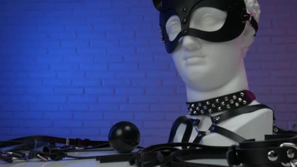 Tynk głowa Dawida w akcesoriach BDSM maska bicz skórzany kołnierz i pas — Wideo stockowe