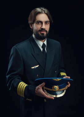 Uçağın pilotu sakallı adam.