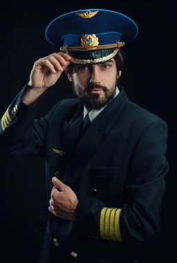 Uçağın pilotu sakallı adam.