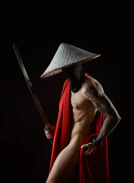 Kırmızı pelerinli çıplak bir samuray ve dövmeli bir Asyalı şapka. — Stok fotoğraf