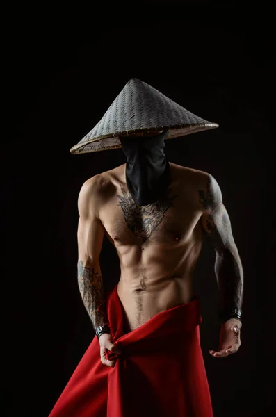 Kırmızı yağmurluk ve Asyalı şapkalı çıplak bir samuray. — Stok fotoğraf
