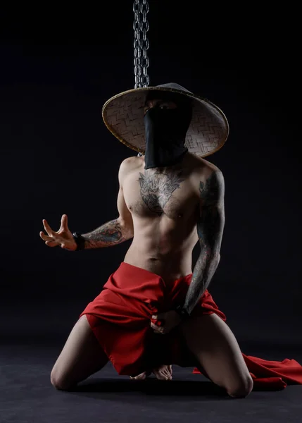 Kırmızı yağmurluklu ince samuray ve zincirli Asya şapkası - kölelik ve özgürlük — Stok fotoğraf