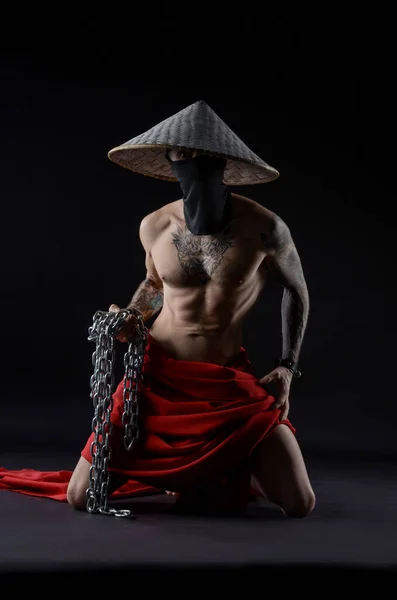 Kırmızı yağmurluklu ince samuray ve zincirli Asya şapkası - kölelik ve özgürlük — Stok fotoğraf