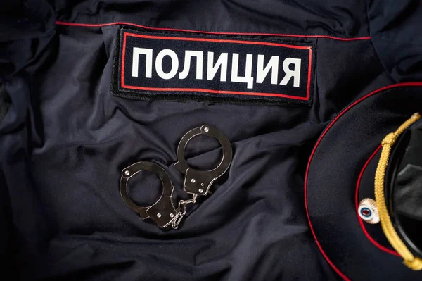 Russische Polizeiuniform mit Handschellen — Stockfoto