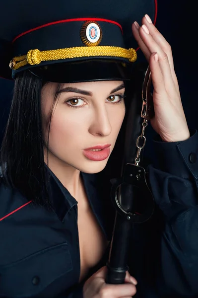 Portrait d'une femme en uniforme de police russe Police de traduction anglaise — Photo