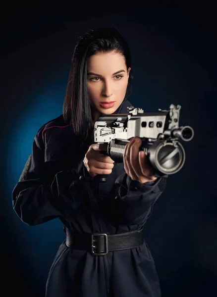 Retrato de una mujer en uniforme de policía ruso con un rifle — Foto de Stock